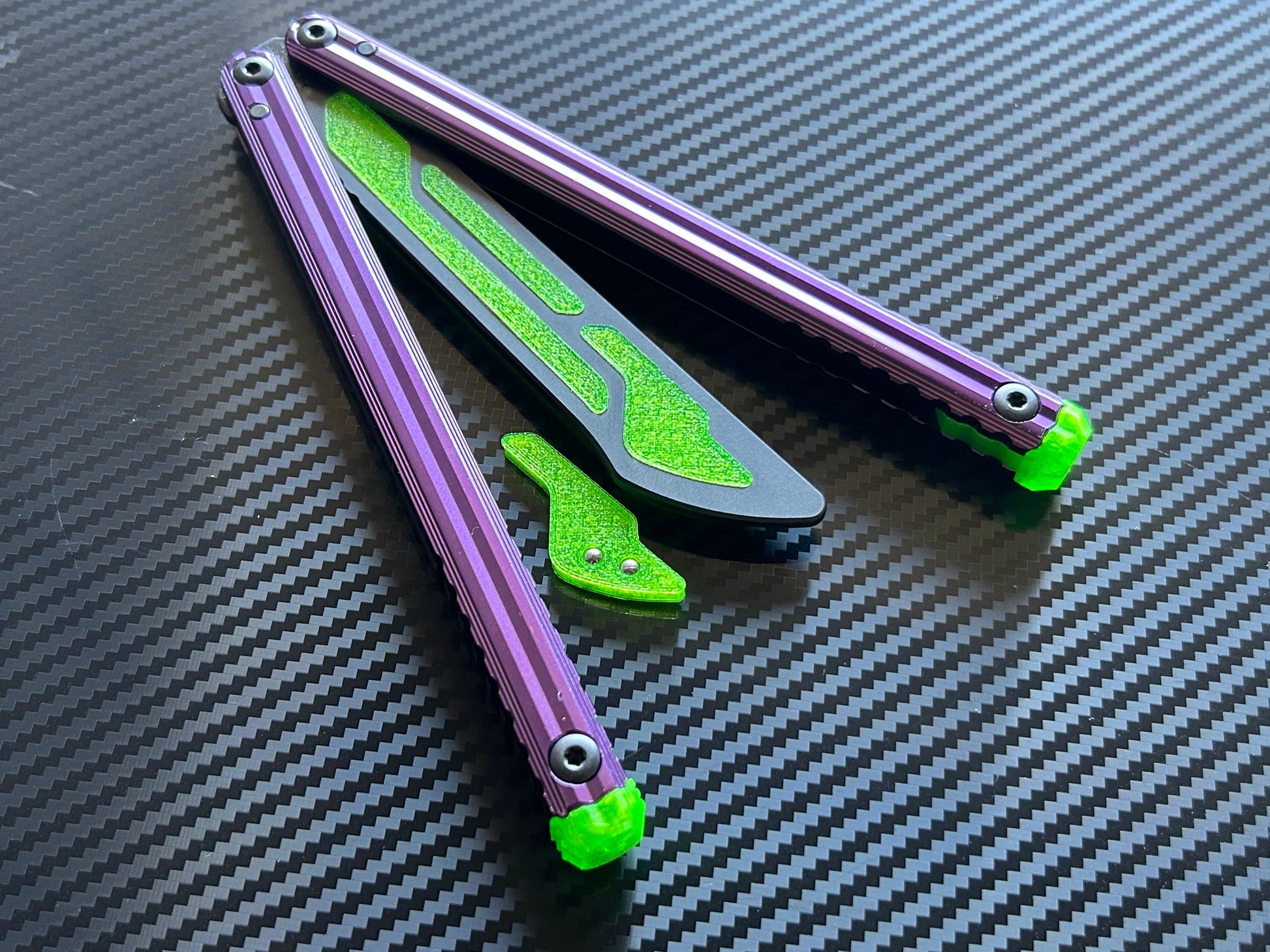 These Zippy spacers and blade inserts designed for the Nabalis Impulse butterfly knife trainer are made from a shatter-proof polyurethane. The spacers extend and protect the handles, feature positive jimping, and enable adjustable balance with up to 3x removable tungsten weights per spacer. The blade inserts increase momentum and enable you to adjust the balance with the optional tungsten-weighted tip insert.