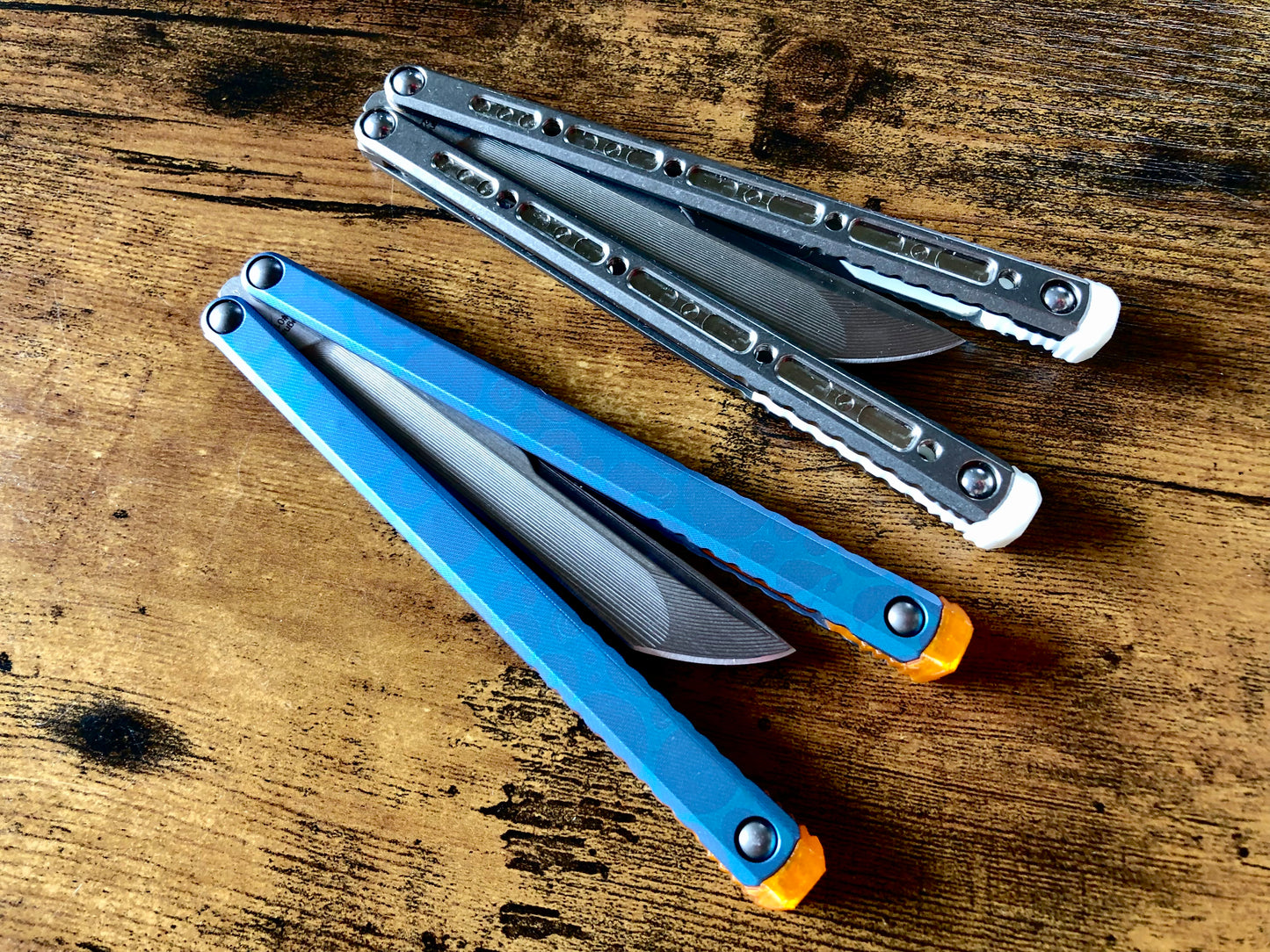 These Zippy spacers designed for the Fellowship Blades Gaboon and Invar Gaboon balisongs are made in-house from a rubbery, shatter-proof polyurethane. They add additional jimping to the Gaboon, provide a more neutral balance, and are also available as extensions which add handle length, protect the handles from drops, and include an adjustable tungsten weight system.