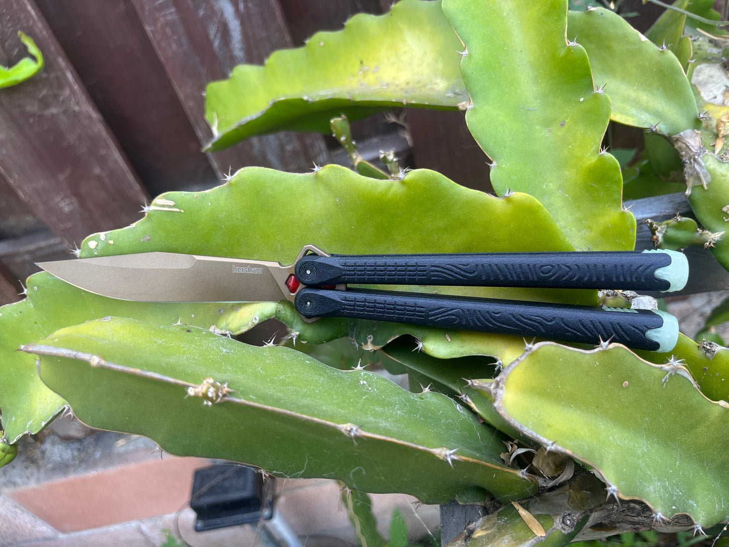 ZippyLucha handles (aka ZLucha) are a set of aftermarket handles for the Kershaw Lucha Balisong (live blade). They lighten the Lucha (3.62 oz), improve the balance for flipping, and introduce the high-performance threadlocker-free Zippy pivot/bearing system.