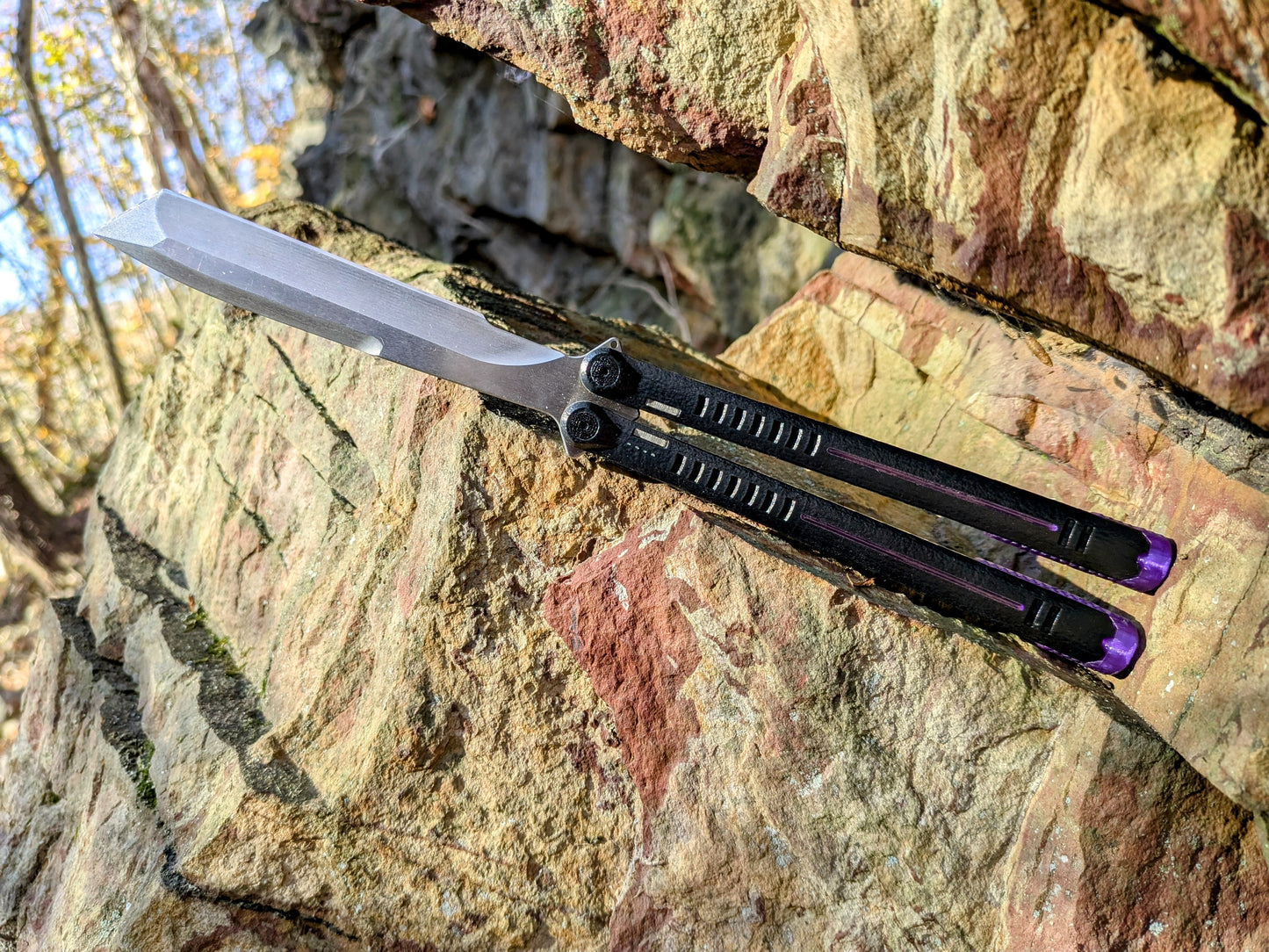 The Parallax is Zippy's first metal butterfly knife, featuring and a modular spacer system that enables rapid adjustment of handle length and balance. The innovative triple-liner design and channel scales provide enhanced rigidity compared to traditional sandwich-style balisongs. The Parallax features threadlocker-free tuning and the high-performance raceway bearing system, which is slower and more controlled compared to traditional bearings.