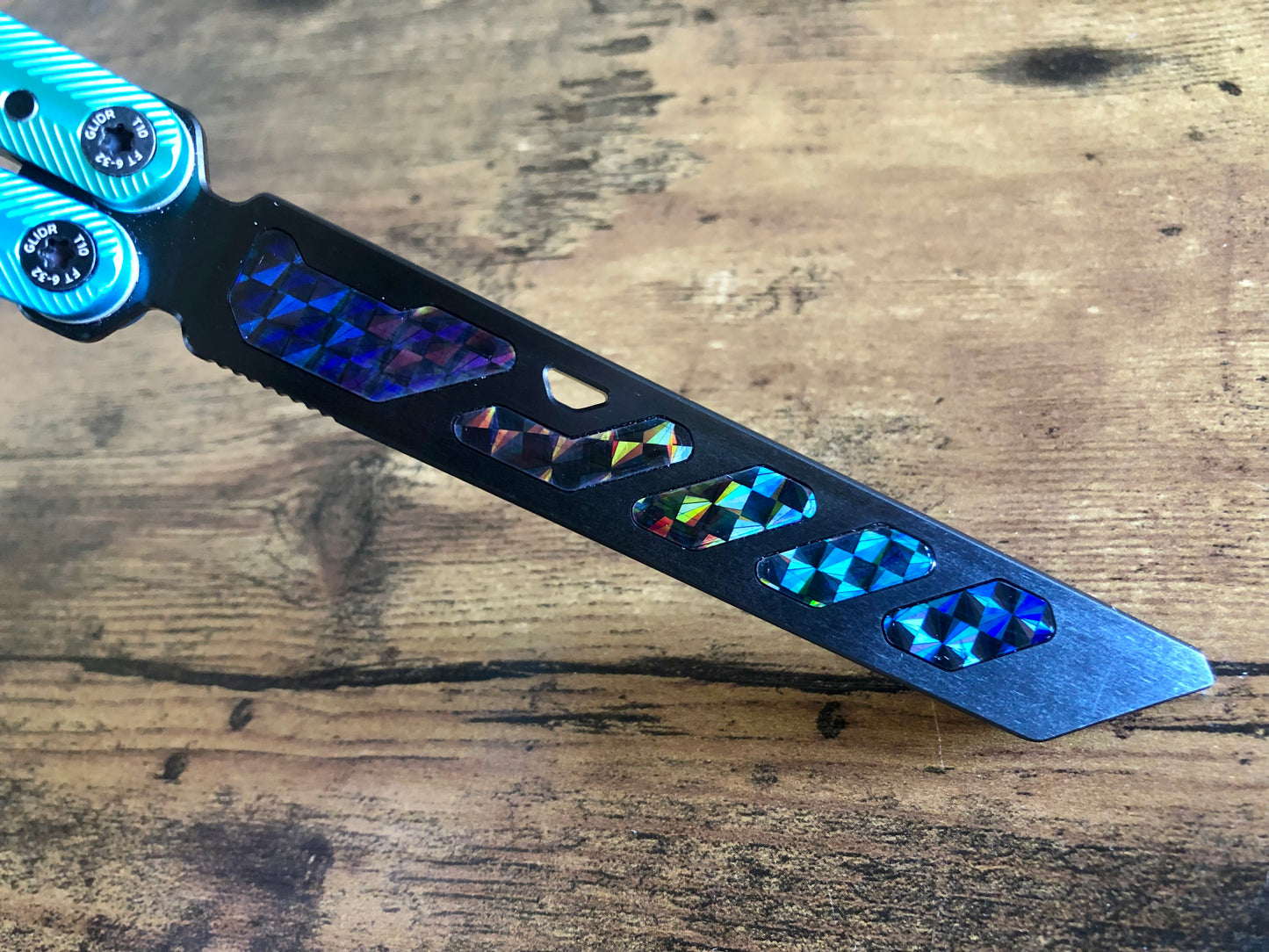 Add a pop of color and a more neutral balance to your Glidr Pacific balisong trainer with these shatter-proof polyurethane Zippy inserts. The inserts increase momentum and can be used to compensate for the added handle weight from the stock Glidr handle weights to maintain your favored balance profile.