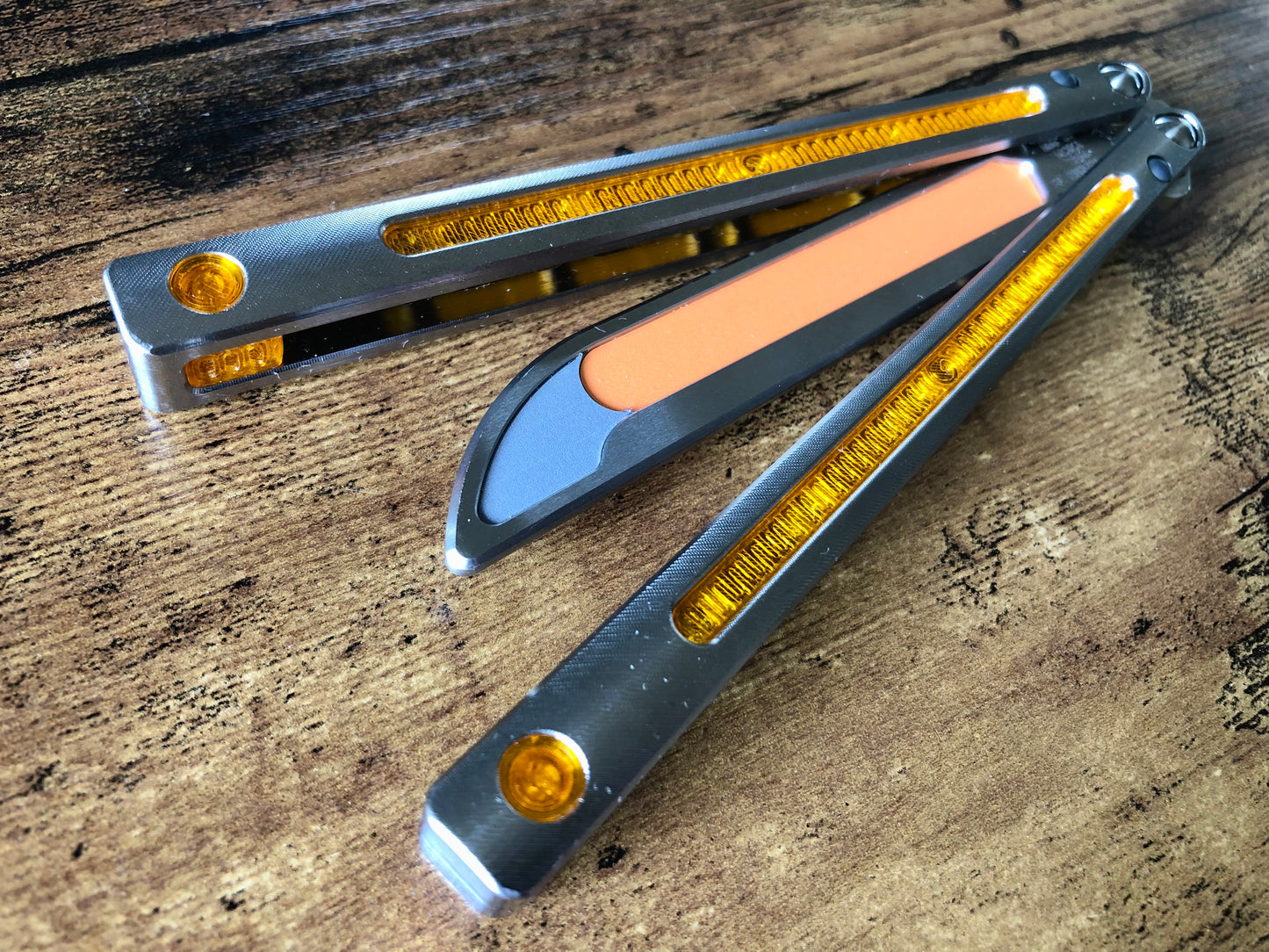 Kit out your Jimpy Designs Mashin balisong with Zippy mods: spacer weights to adjust the balance to your preference, and handle inlays to personalize the aesthetics of your Mashin. Optional pivot plugs can be used to further modify the balance or add color.