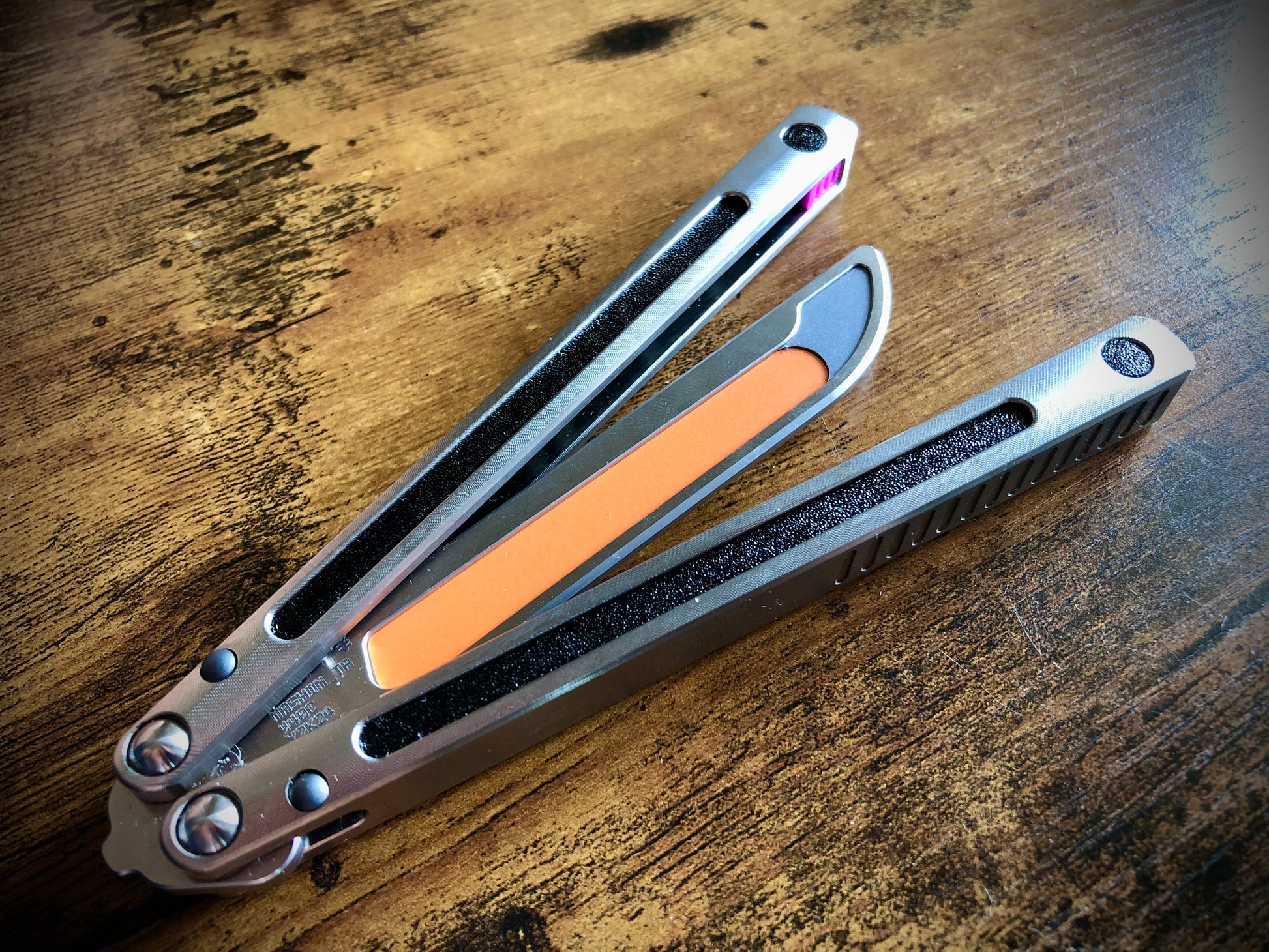 Kit out your Jimpy Designs Mashin balisong with Zippy mods: spacer weights to adjust the balance to your preference, and handle inlays to personalize the aesthetics of your Mashin. Optional pivot plugs can be used to further modify the balance or add color.