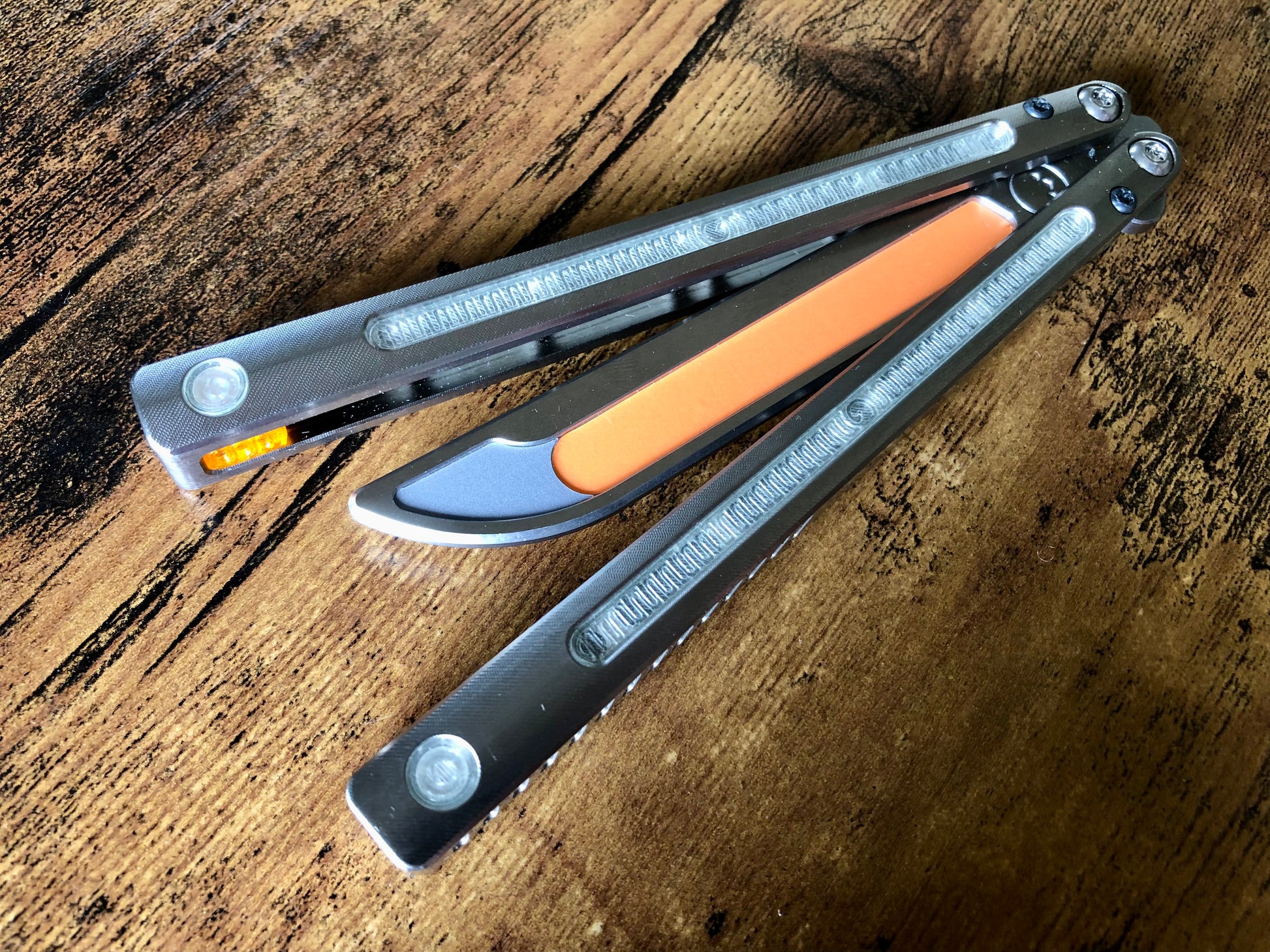 Kit out your Jimpy Designs Mashin balisong with Zippy mods: spacer weights to adjust the balance to your preference, and handle inlays to personalize the aesthetics of your Mashin. Optional pivot plugs can be used to further modify the balance or add color.