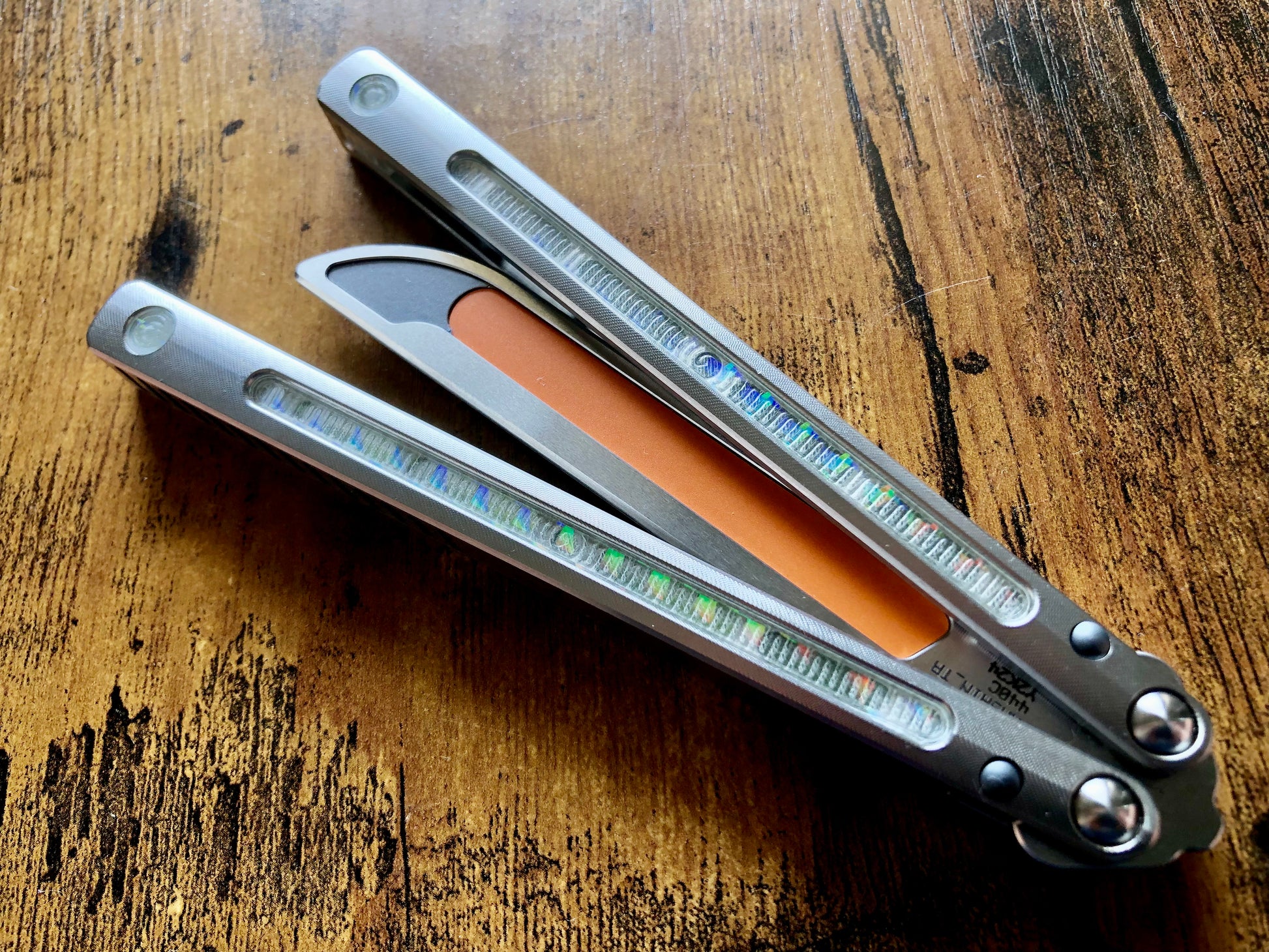 Kit out your Jimpy Designs Mashin balisong with Zippy mods: spacer weights to adjust the balance to your preference, and handle inlays to personalize the aesthetics of your Mashin. Optional pivot plugs can be used to further modify the balance or add color.