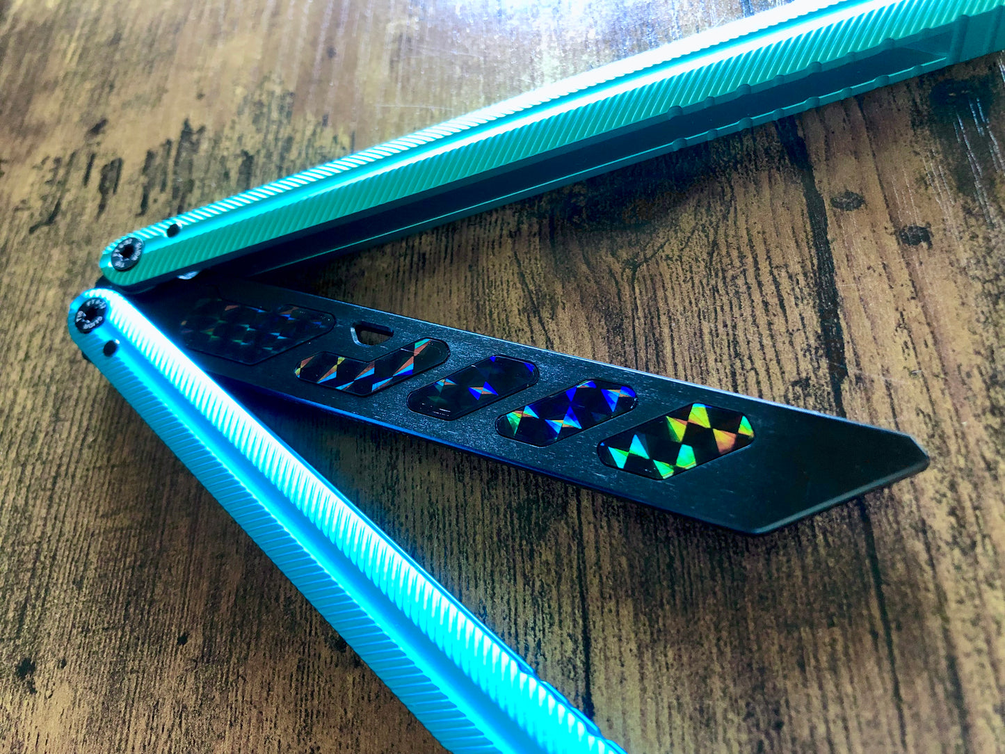Add a pop of color and a more neutral balance to your Glidr Pacific balisong trainer with these shatter-proof polyurethane Zippy inserts. The inserts increase momentum and can be used to compensate for the added handle weight from the stock Glidr handle weights to maintain your favored balance profile.