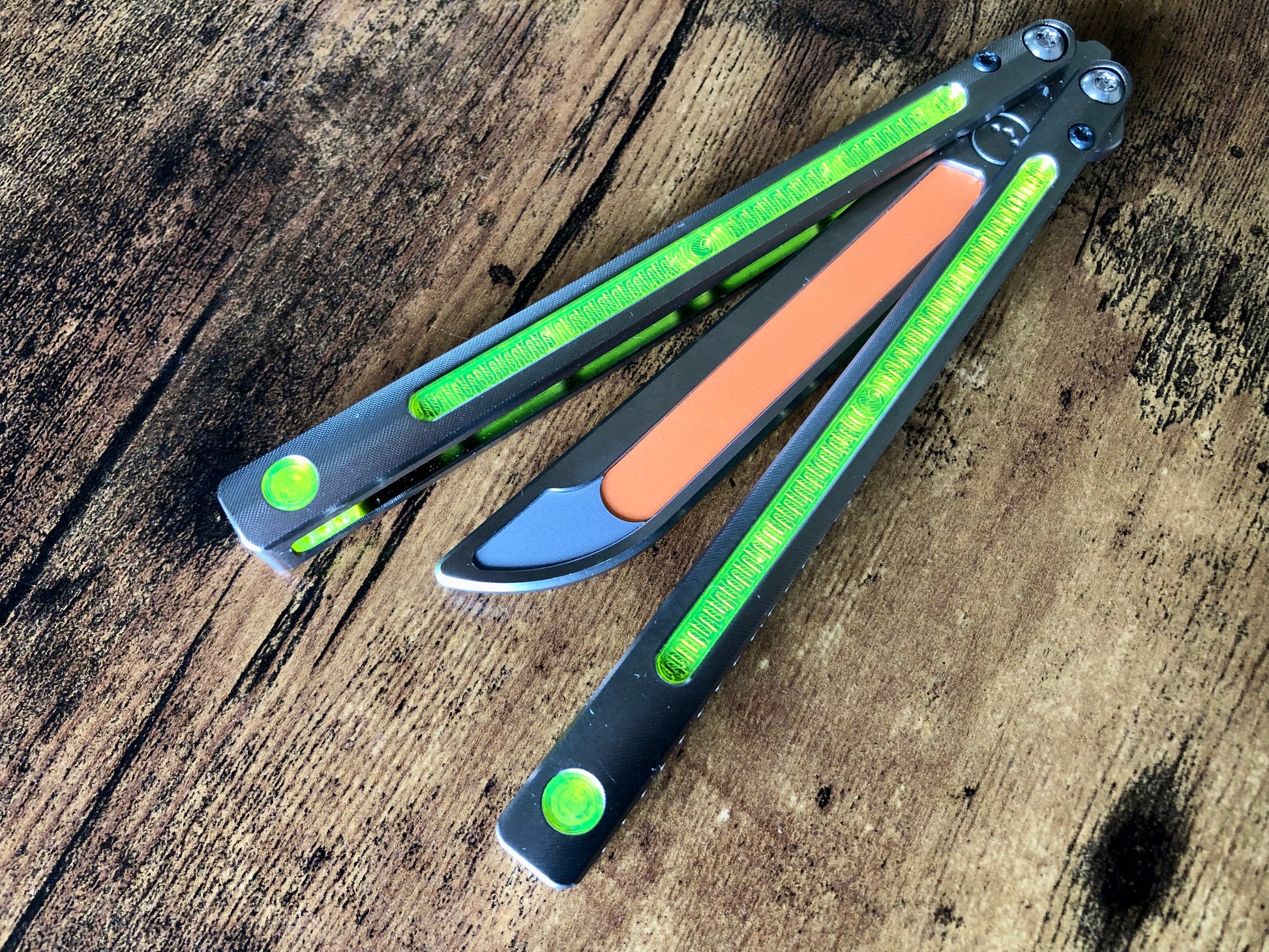 Kit out your Jimpy Designs Mashin balisong with Zippy mods: spacer weights to adjust the balance to your preference, and handle inlays to personalize the aesthetics of your Mashin. Optional pivot plugs can be used to further modify the balance or add color.