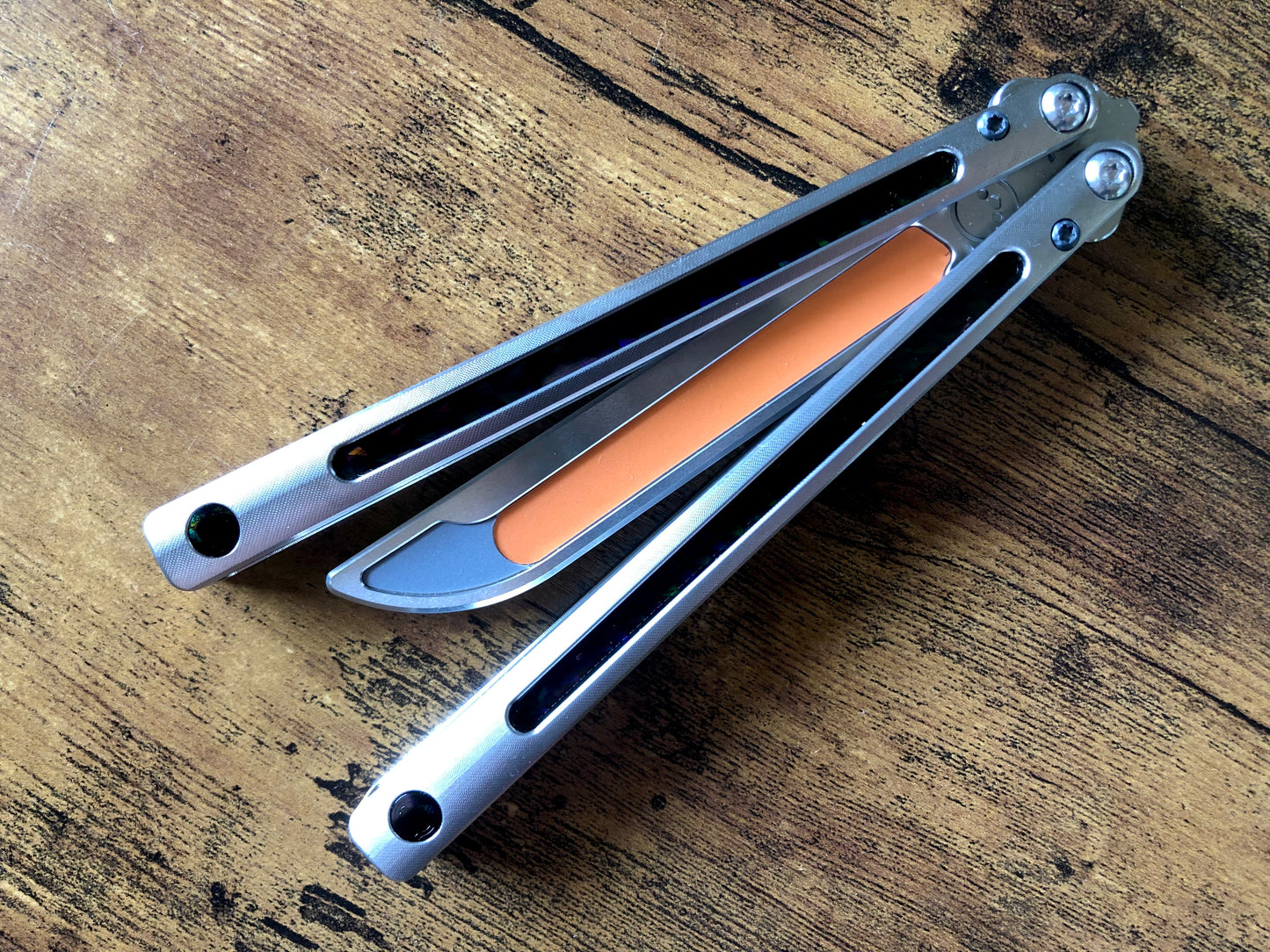 Kit out your Jimpy Designs Mashin balisong with Zippy mods: spacer weights to adjust the balance to your preference, and handle inlays to personalize the aesthetics of your Mashin. Optional pivot plugs can be used to further modify the balance or add color.