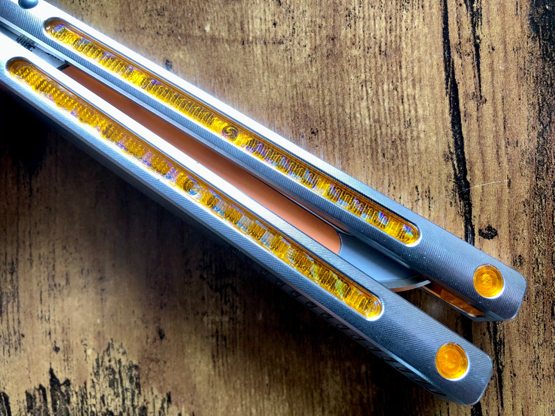 Kit out your Jimpy Designs Mashin balisong with Zippy mods: spacer weights to adjust the balance to your preference, and handle inlays to personalize the aesthetics of your Mashin. Optional pivot plugs can be used to further modify the balance or add color.