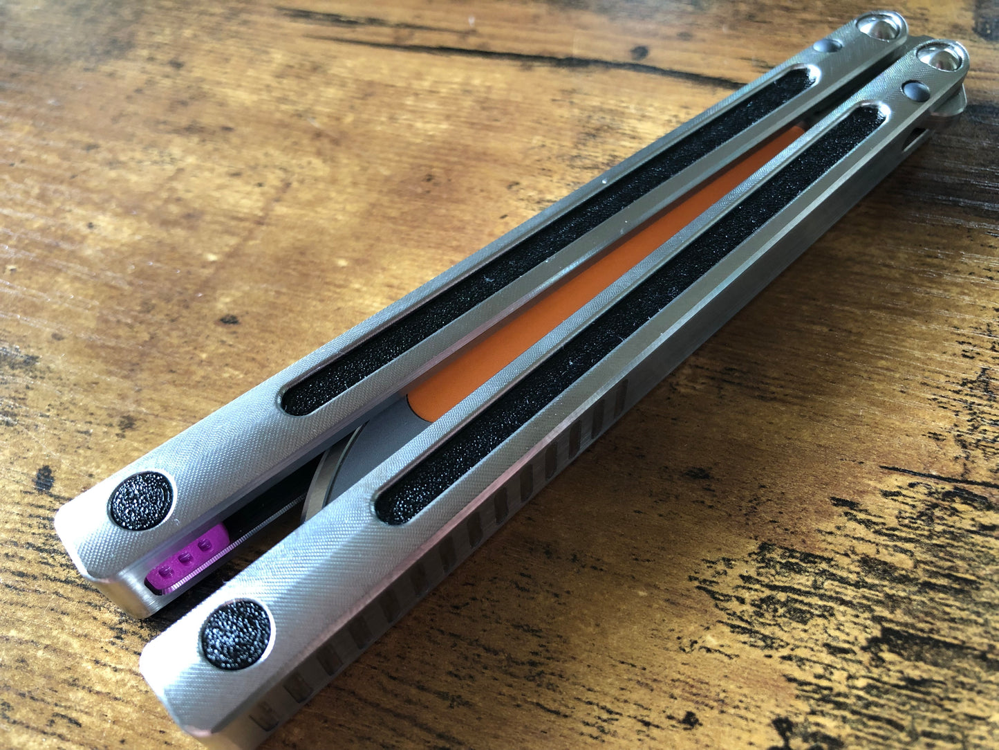 Kit out your Jimpy Designs Mashin balisong with Zippy mods: spacer weights to adjust the balance to your preference, and handle inlays to personalize the aesthetics of your Mashin. Optional pivot plugs can be used to further modify the balance or add color.