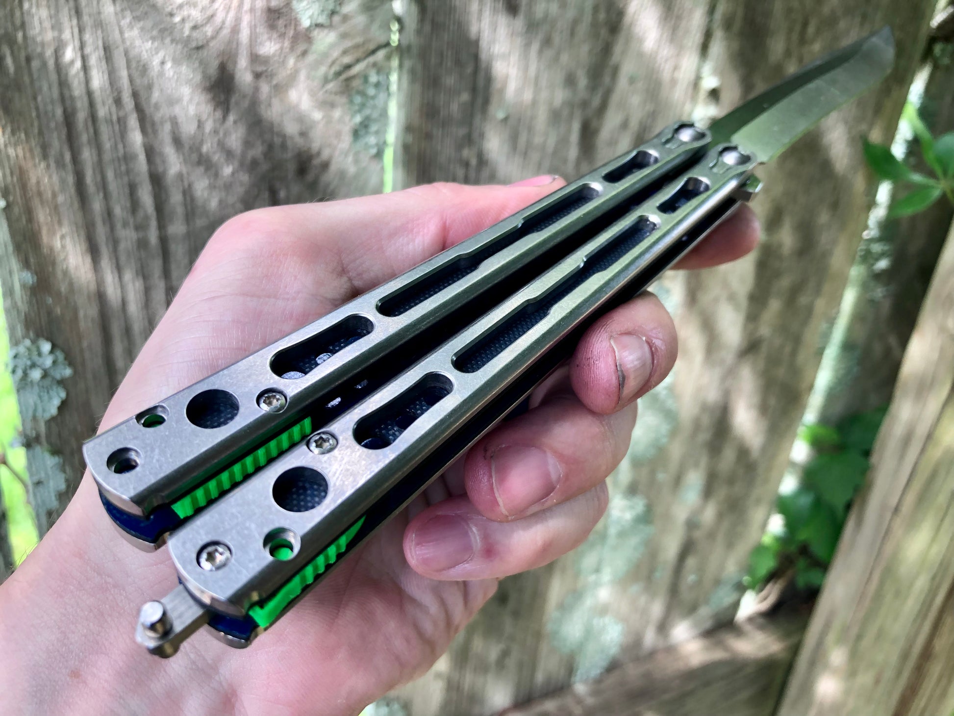 Make your HOM Chimera balisong a more neutral flipper with Zippy spacers: full-length spacers with jimping, or spring-latch spacers that counterweight the safe handle for improved balance.