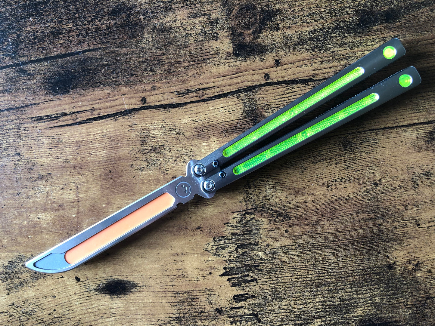 Kit out your Jimpy Designs Mashin balisong with Zippy mods: spacer weights to adjust the balance to your preference, and handle inlays to personalize the aesthetics of your Mashin. Optional pivot plugs can be used to further modify the balance or add color.