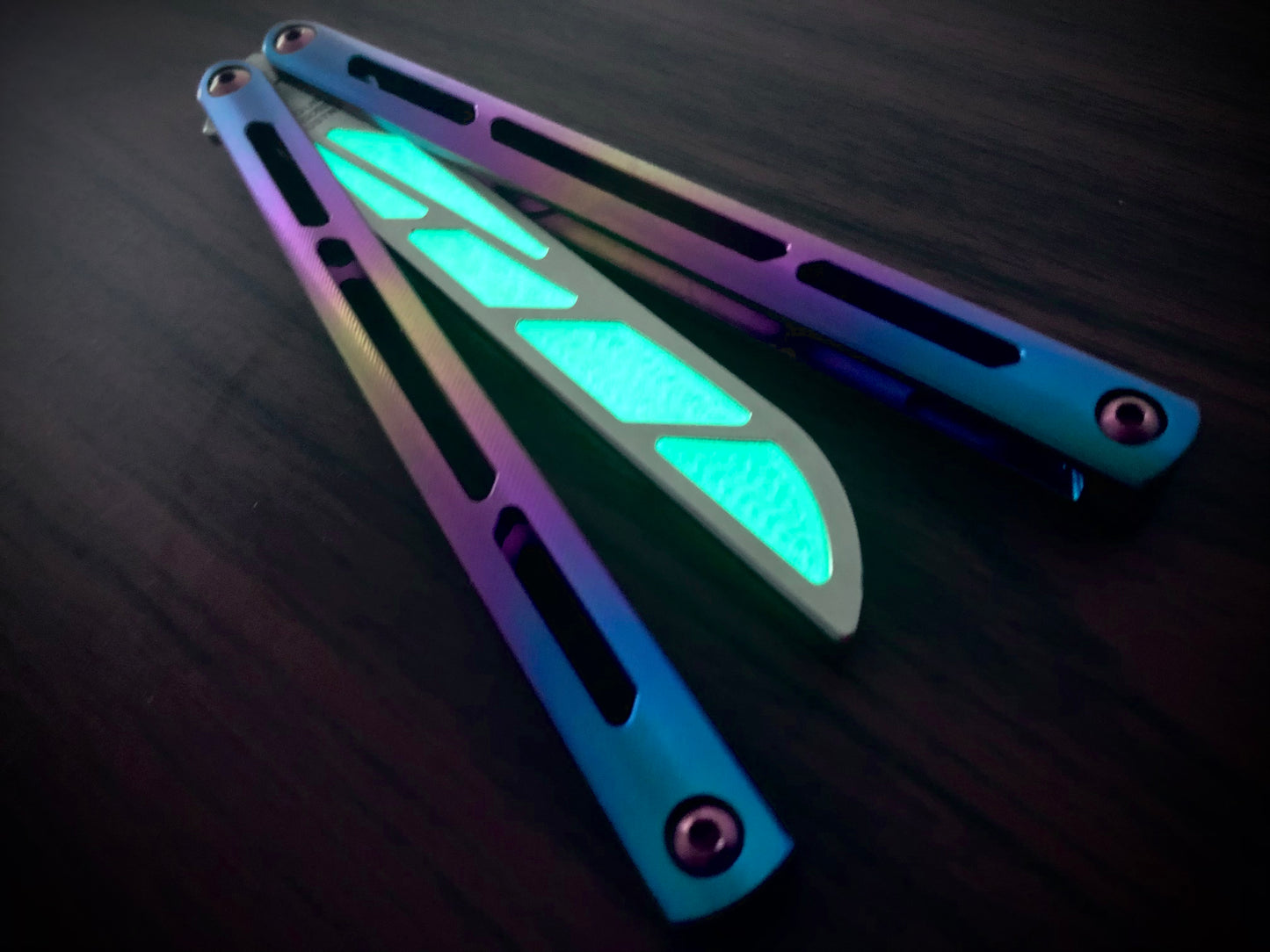 Adjust the balance and add a pop of color to your Squid Industries Tsunami trainer balisong with this custom-made Zippy balance insert. The insert adds 0.067 oz to the blade, which enable the Tsunami trainer to have a more neutral (less handle biased) balance profile.