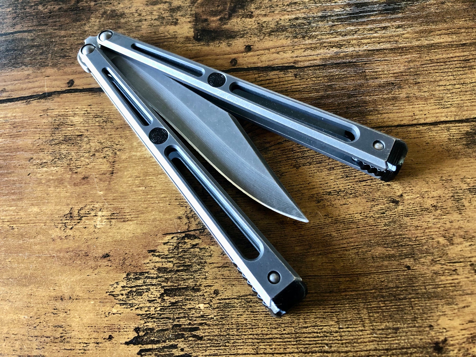 Extend and protect your handles with these Zippy spacers, custom-made for the Goose balisong (designed by Arthur Goins and machined by JK Design). The spacers are made from a shatter-proof polyurethane and protect your handles from drops while adding length. The spacers also feature positive sawtooth jimping and adjustable balance.