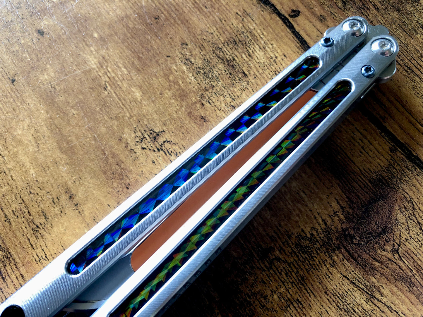 Kit out your Jimpy Designs Mashin balisong with Zippy mods: spacer weights to adjust the balance to your preference, and handle inlays to personalize the aesthetics of your Mashin. Optional pivot plugs can be used to further modify the balance or add color.