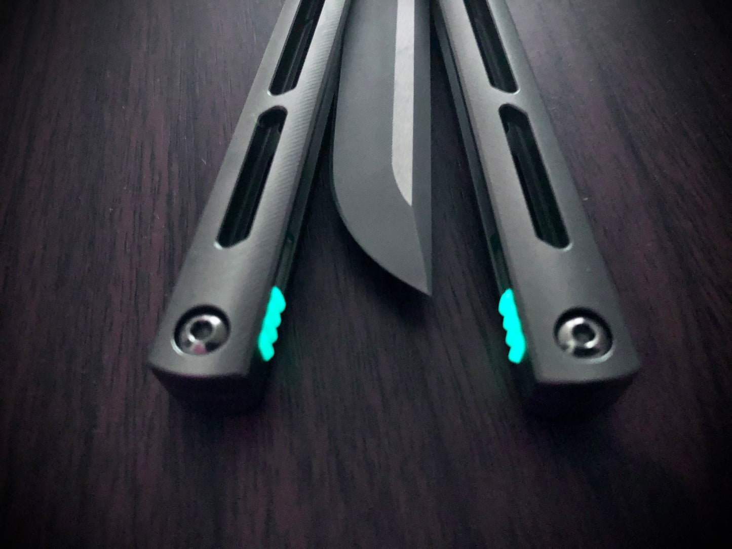 Modify the grip of your Squid Industries Tsunami balisong with this custom-made Zippy mod that adds jimping to the inside of the handles. This polyurethane jimping mod can also be used to add a pop of color or mark the bite handle.