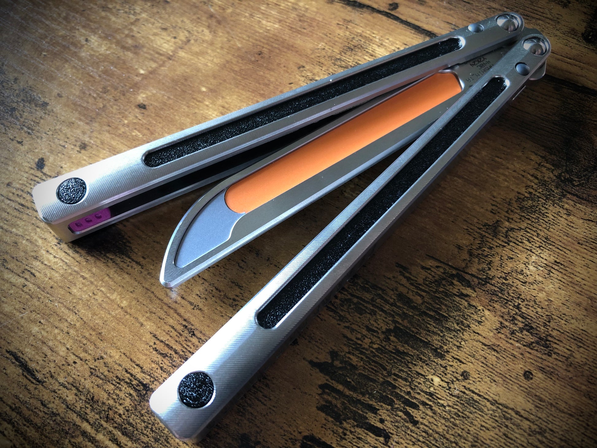 Kit out your Jimpy Designs Mashin balisong with Zippy mods: spacer weights to adjust the balance to your preference, and handle inlays to personalize the aesthetics of your Mashin. Optional pivot plugs can be used to further modify the balance or add color.