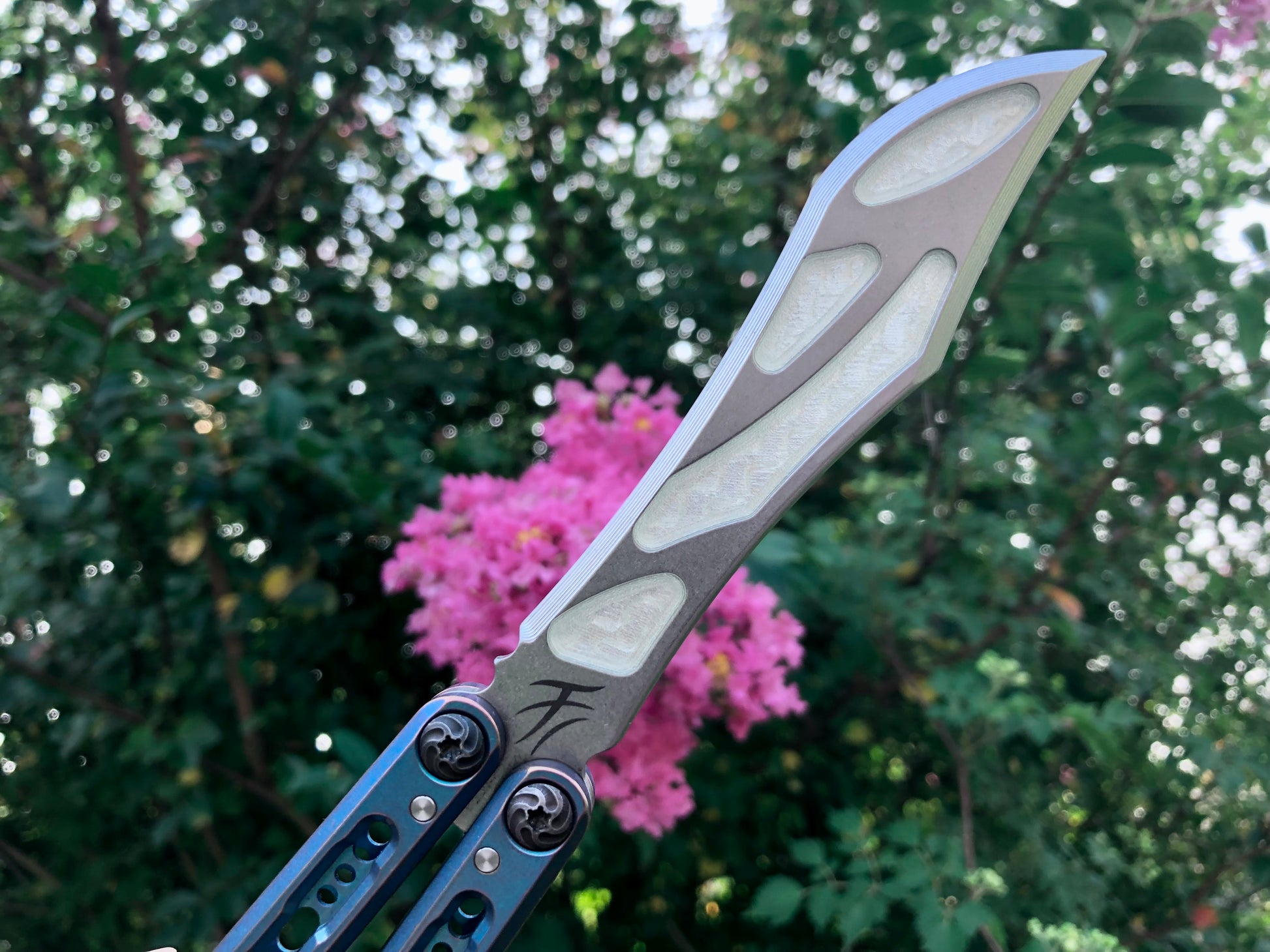 Integrate additional jimping surface area and an adjustable weight system into the Fellowship Blades Medusa v3 and Empusa v3 balisongs with this polyurethane Zippy mod. Adjust the balance and add color to the trainer blade with these polyurethane Zippy inserts.