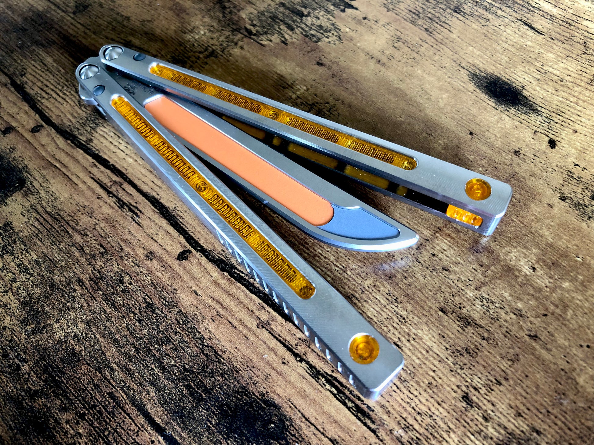 Kit out your Jimpy Designs Mashin balisong with Zippy mods: spacer weights to adjust the balance to your preference, and handle inlays to personalize the aesthetics of your Mashin. Optional pivot plugs can be used to further modify the balance or add color.