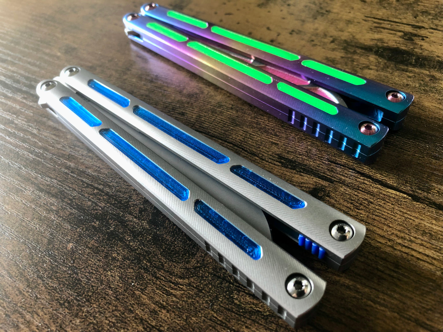 Modify the grip of your Squid Industries Tsunami balisong with these custom-made Zippy mods that adds jimping to the inside of the handles, and inlays to the surface. These polyurethane jimping and handle inlay mods can also be used to add a pop of color or mark the bite handle.