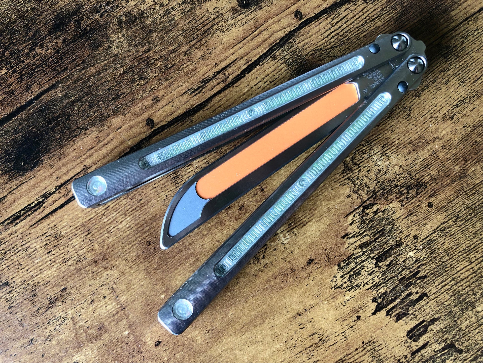 Kit out your Jimpy Designs Mashin balisong with Zippy mods: spacer weights to adjust the balance to your preference, and handle inlays to personalize the aesthetics of your Mashin. Optional pivot plugs can be used to further modify the balance or add color.