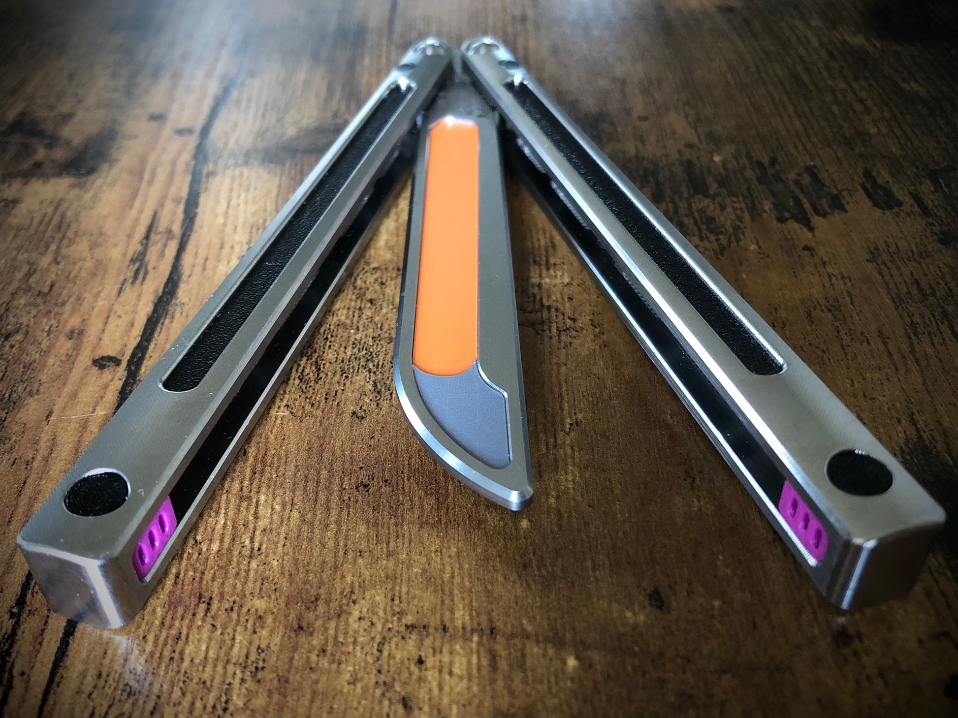 Kit out your Jimpy Designs Mashin balisong with Zippy mods: spacer weights to adjust the balance to your preference, and handle inlays to personalize the aesthetics of your Mashin. Optional pivot plugs can be used to further modify the balance or add color.