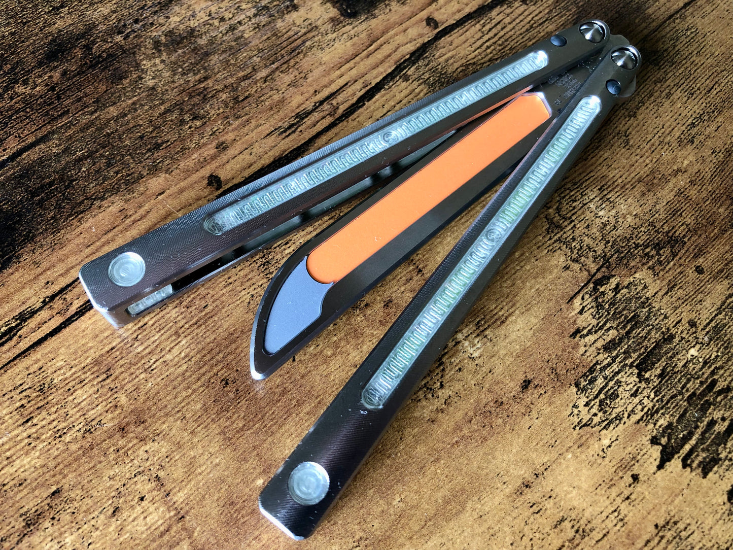 Kit out your Jimpy Designs Mashin balisong with Zippy mods: spacer weights to adjust the balance to your preference, and handle inlays to personalize the aesthetics of your Mashin. Optional pivot plugs can be used to further modify the balance or add color.