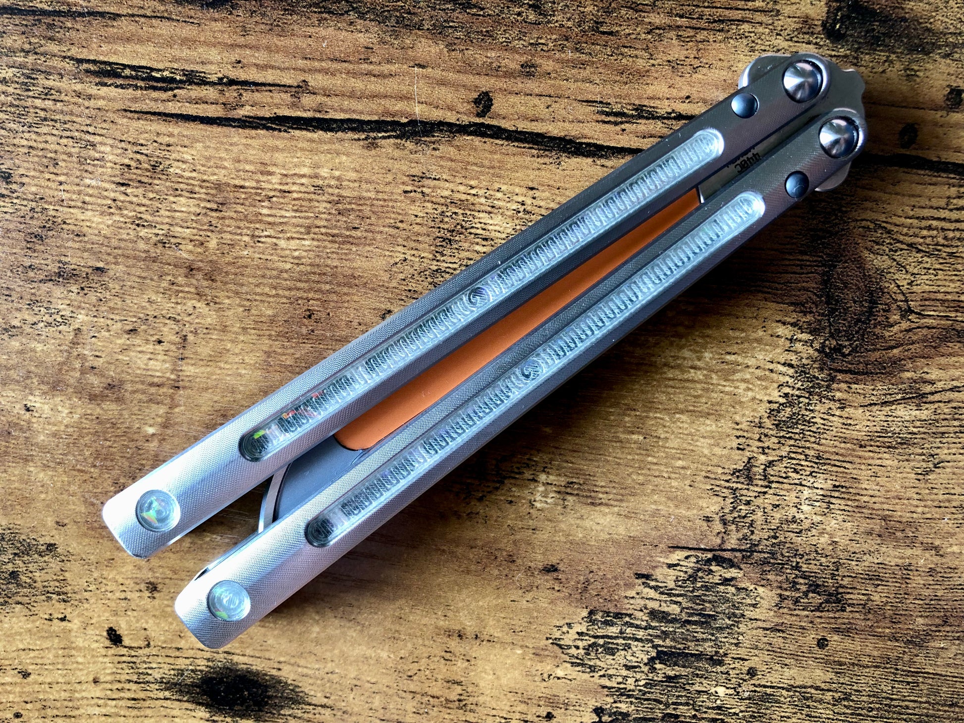 Kit out your Jimpy Designs Mashin balisong with Zippy mods: spacer weights to adjust the balance to your preference, and handle inlays to personalize the aesthetics of your Mashin. Optional pivot plugs can be used to further modify the balance or add color.