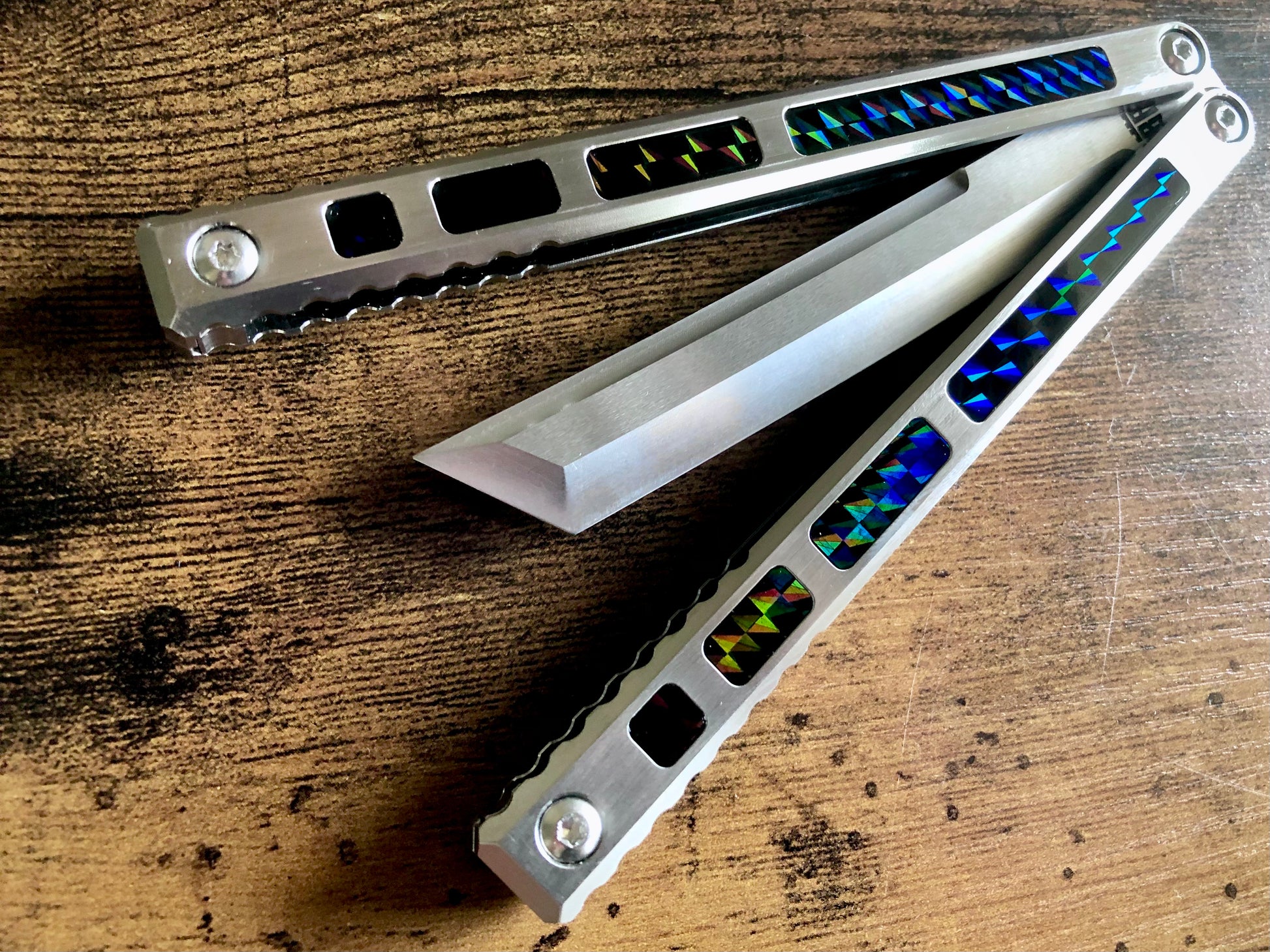 Modify the ergo, deepen the sound, and add a pop of color to your B.A. Balis Tesseract balisong with these polyurethane Zippy handle inlays.