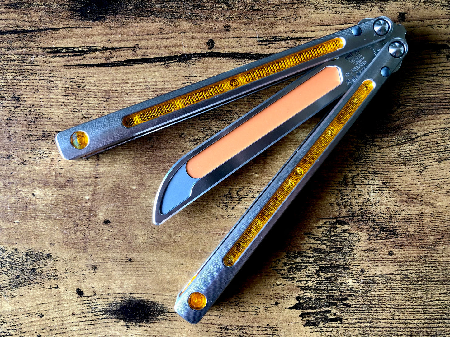 Kit out your Jimpy Designs Mashin balisong with Zippy mods: spacer weights to adjust the balance to your preference, and handle inlays to personalize the aesthetics of your Mashin. Optional pivot plugs can be used to further modify the balance or add color.