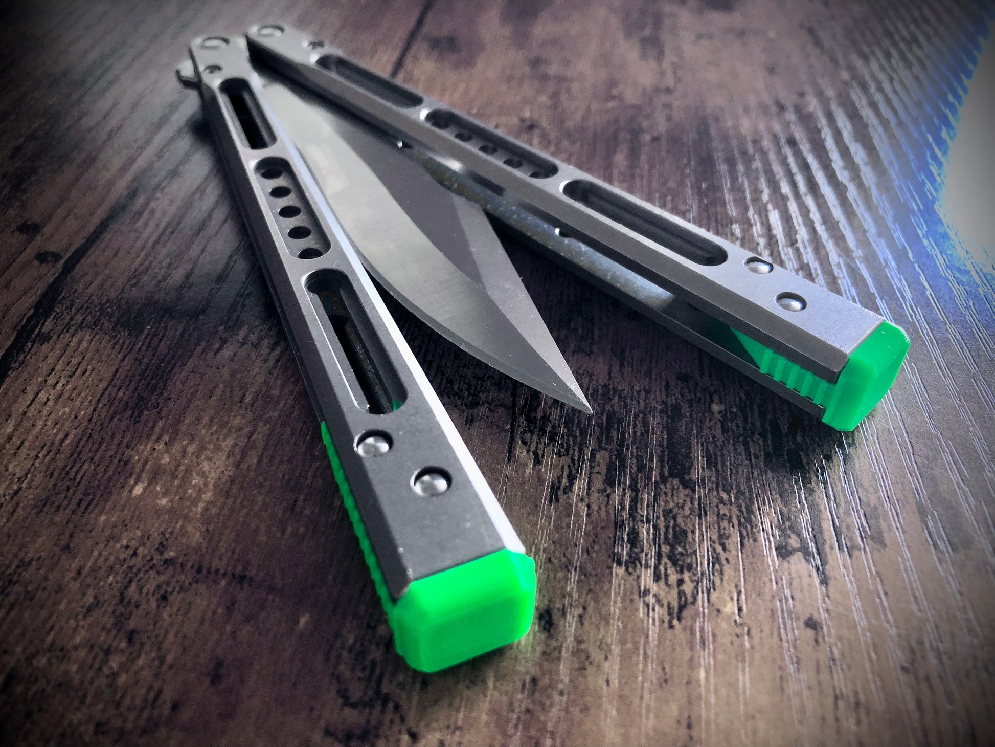 Improve the balance of your Black Balisong Reaper and Da Purge v2 balisongs with Zippy extension spacers. The spacers feature removable tungsten weights and positive jimping for an improved flipping experience.