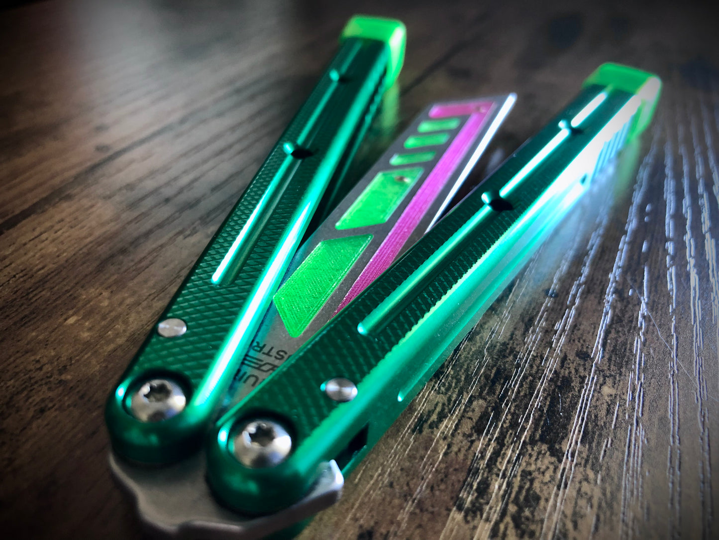 Adjust the balance of your Squid Industries Krake Raken trainer and silence the ring with this custom-made Zippy blade insert. The insert houses removable tungsten weights which enable the Kraken trainer to have a more neutral (less handle biased) balance profile. 