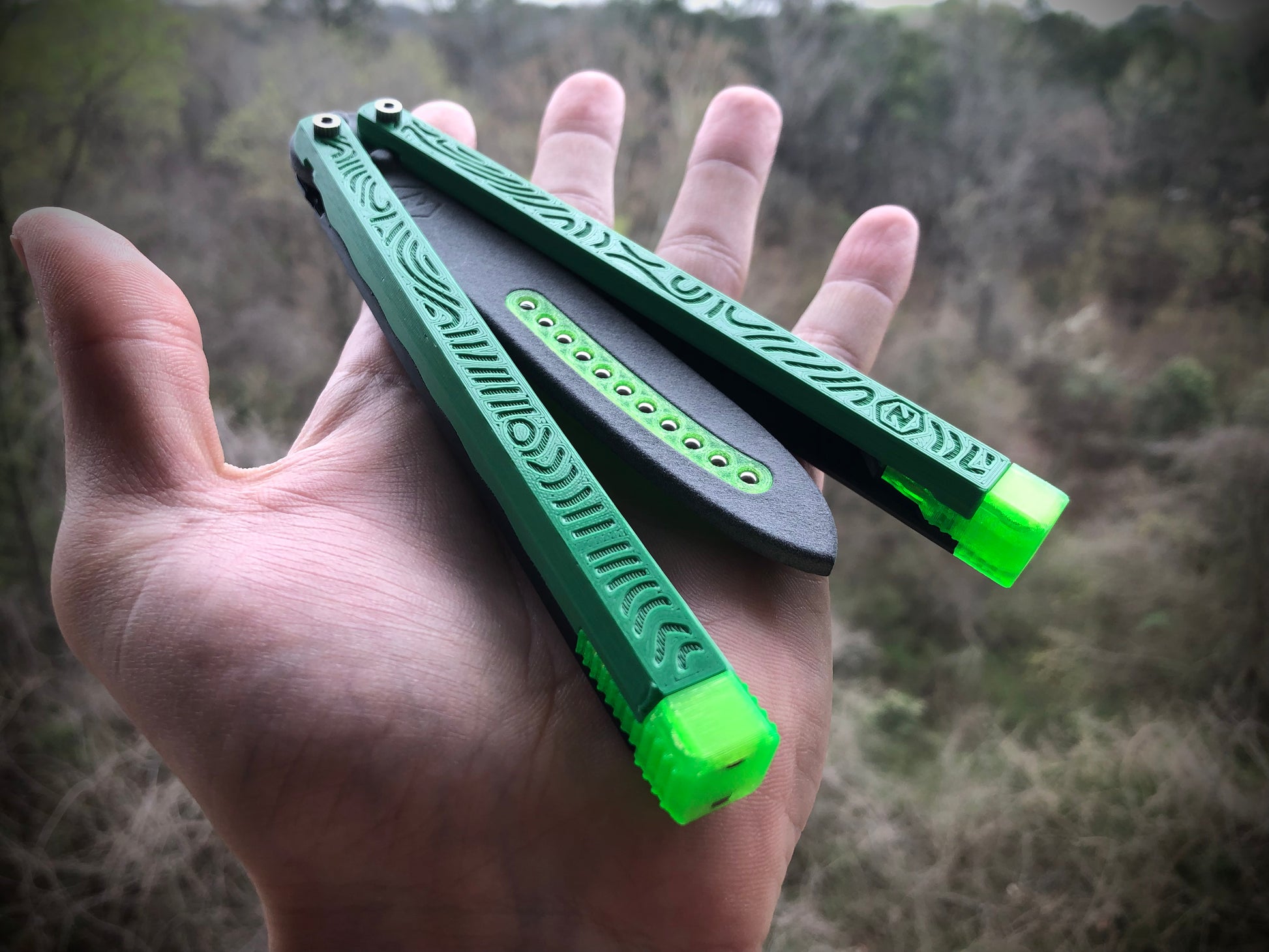 The most durable and premium plastic balisong trainer available: The Zippy Cycloid is the best plastic balisong for beginners and experienced flippers alike, featuring the renowned Zippy bearing system, chanwich design, and adjustable balance.