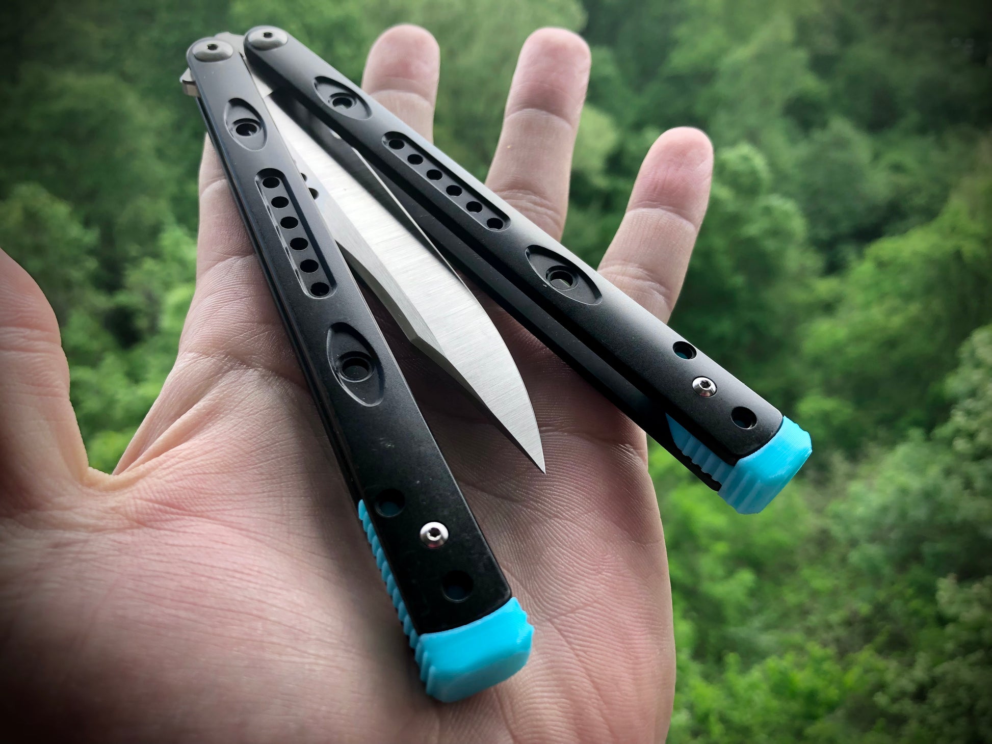 Reduce the handle bias and improve the flipping of your Ryworx Omeme balisong with Zippy extension spacers that feature adjustable balance and positive jimping.